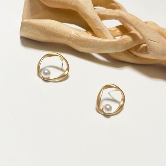 #892 Pearl decor earrings in Matt gold - Picture 2 of 5